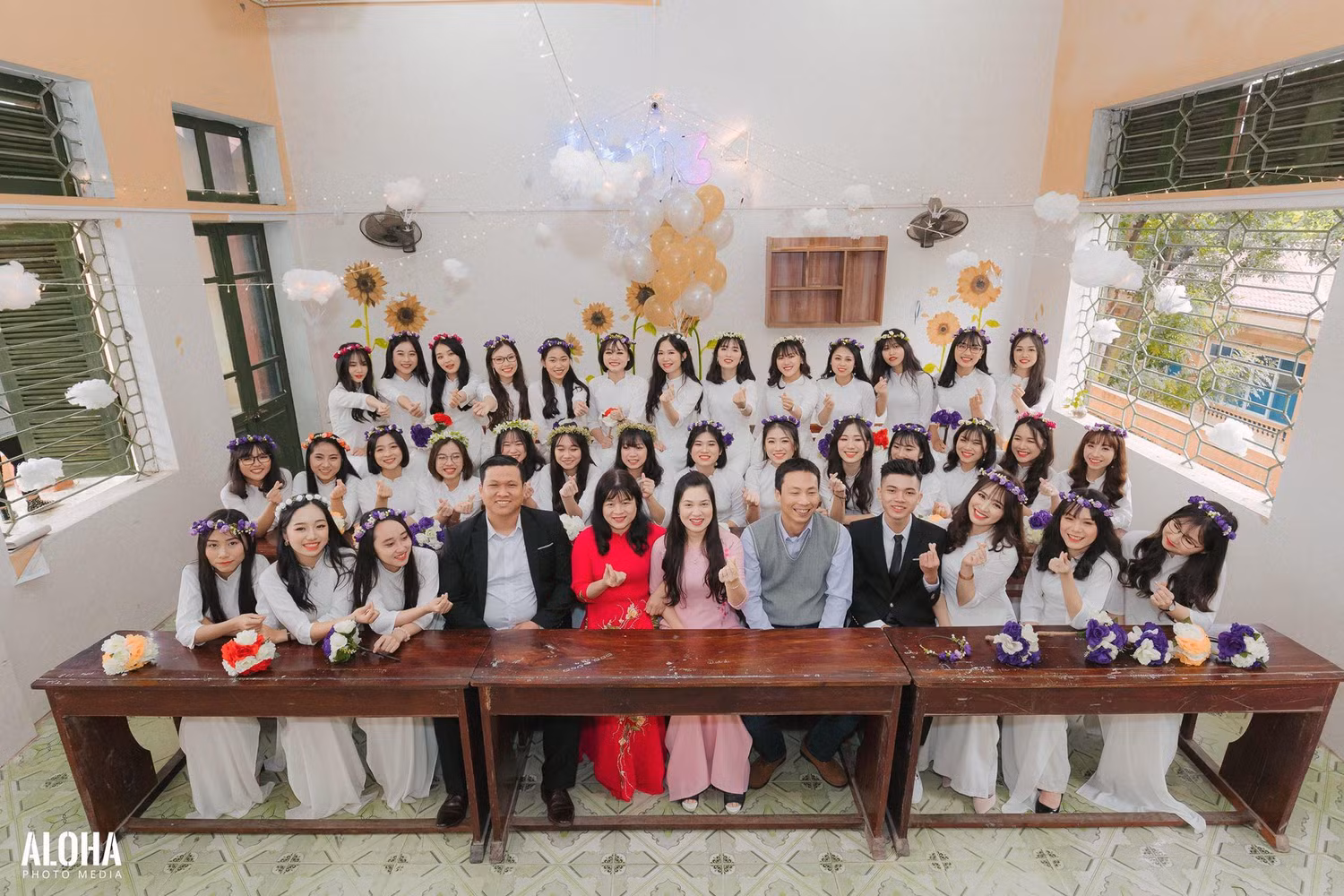 Tập thể lớp 12 chuyên Văn Trường Trung học phổ thông Chuyên Hùng Vương cùng các thầy cô giáo. (Ảnh: Nhân vật cung cấp).