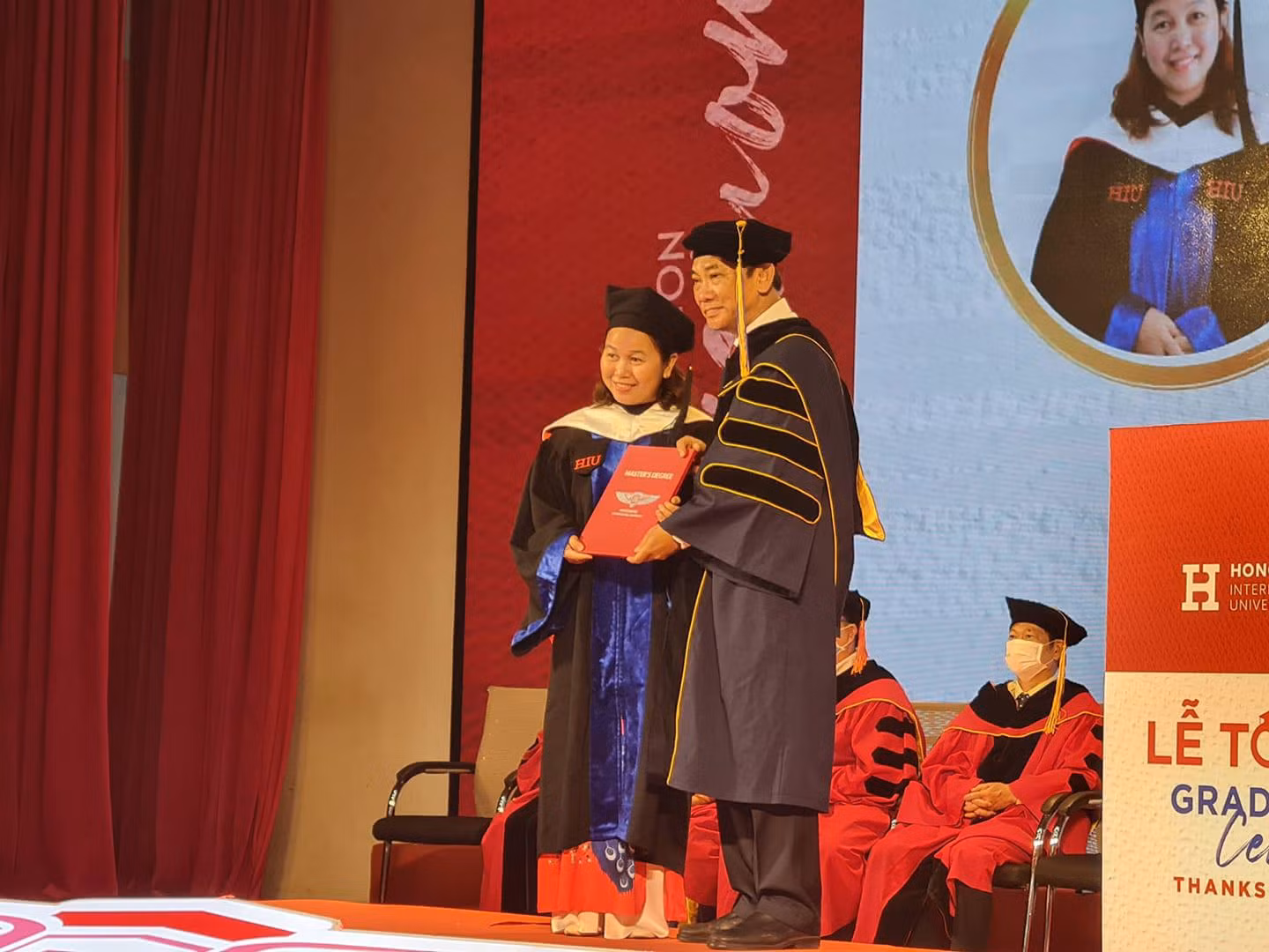 Phó Giáo sư Hồ Thanh Phong trao bằng tốt nghiệp cho các tân khoa của nhà trường (ảnh: P.L)