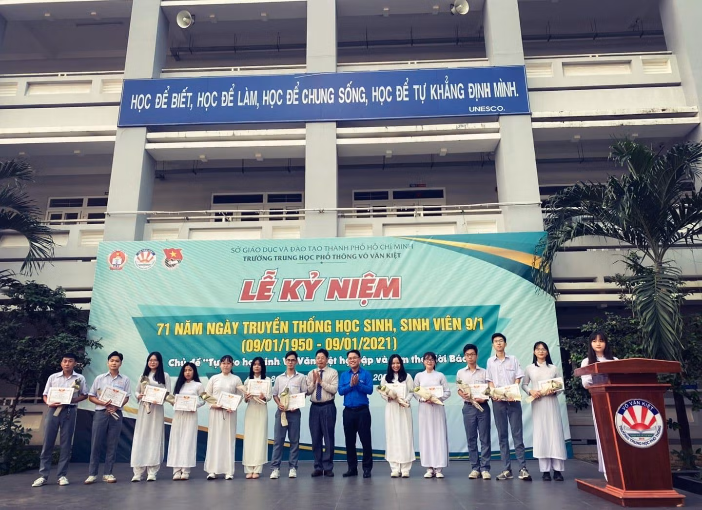 Lãnh đạo trường tuyên dương học sinh tiêu biểu học và làm theo lời Bác (ảnh: CTV)