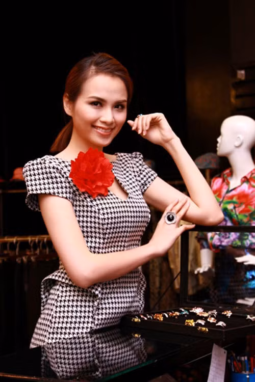 Bộ váy răng cưa này được nhà thiết kế lựa chọn cho Diễm Hương mặc trong những ngày diễn ra cuộc thi Hoa hậu Hoàn vũ 2012