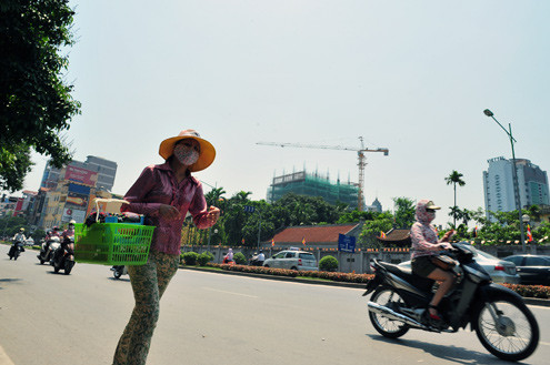 Giữa trưa, nhiều tuyến phố ở thủ đô như vắng vẻ hơn.