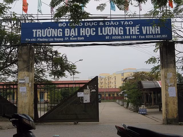 Trường ĐH Lương Thế Vinh là một trong những trường dân lập nằm trên địa bàn tỉnh Nam Định, nhưng chủ trương của tỉnh vẫn loại sinh viên tốt nghiệp trường này vào danh sách dự thi công chức hành chính năm 2011. Ảnh Xuân Trung Trường ĐH Lương Thế Vinh là một trong những trường dân lập nằm trên địa bàn tỉnh Nam Định, nhưng chủ trương của tỉnh vẫn loại sinh viên tốt nghiệp trường này vào danh sách dự thi công chức hành chính năm 2011. Ảnh Xuân Trung