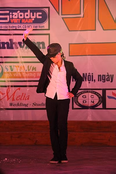 Hóa thân vào phong cách Michael Jackson với điệu nhảy Dangerous nổi tiếng.