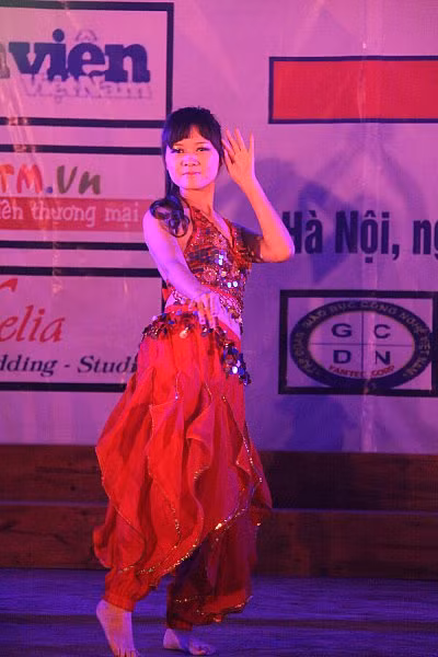 Những điệu múa bắt nguồn từ Trung đông khiến cho đêm diễn trở nên đa dạng hơn.
