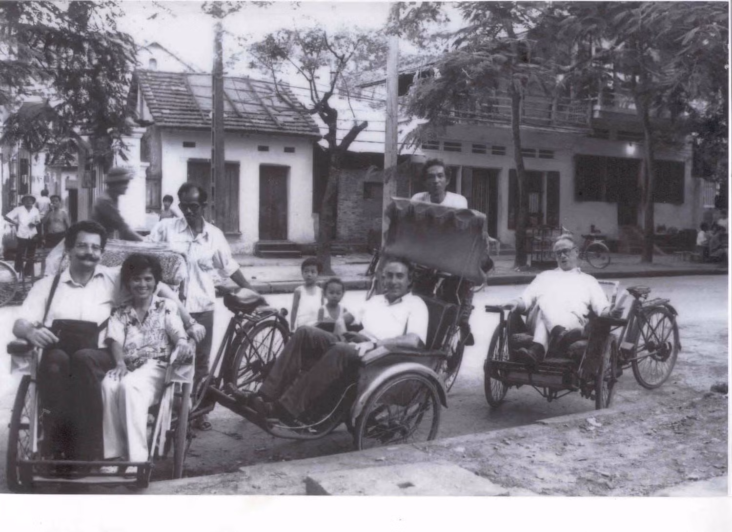 Ban lãnh đạo trường Quản lý ISG quay về khách sạn sau khi làm việc với Đại học Thăng Long ở văn phòng 34 Hàn Thuyên ngày 5/7/1990.