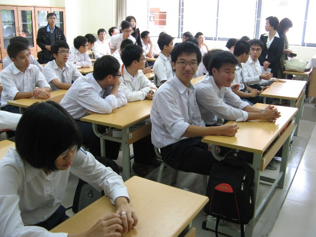 Lớp 11 chuyên Lý hôm nay vui hơn thường lệ, ai cũng vui vì Hiếu đã được nhiều nhà hảo tâm giúp đỡ.