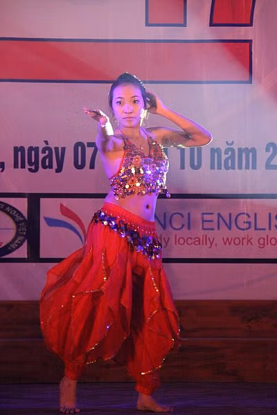 Tiếp theo đó là những màn múa bụng gợi cảm.