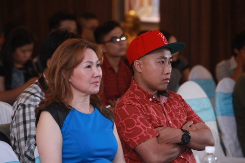 Mẹ cùng người bạn thân của ca sĩ Trịnh Thăng BÌnh là nam ca sĩ Quân Rapsoul đến theo dõi và cổ vũ cho anh.