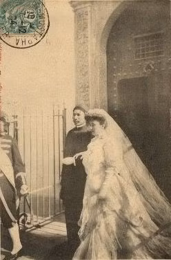 Là em trai của vua Kiến Phúc, năm 1884 Hàm Nghi được các phụ chính đại thần Nguyễn Văn Tường và Tôn Thất Thuyết đưa lên ngôi ở tuổi 13. Sau khi cuộc phản công tại kinh thành Huế thất bại năm 1885, Tôn Thất Thuyết đưa ông ra ngoài và phát hịch Cần Vương chống thực dân Pháp. Nhân danh ông, Tôn Thất Thuyết đã phát động phong trào Cần Vương, kêu gọi văn thân, nghĩa sĩ giúp vua, giúp nước. Phong trào này kéo dài đến năm 1888 thì Hàm Nghi bị bắt. Sau đó, ông bị đem an trí ở Alger (thủ đô xứ Algérie). (Trong ảnh là đám cưới vua Hàm Nghi với một phụ nữ địa phương ở Algérie - 1904).