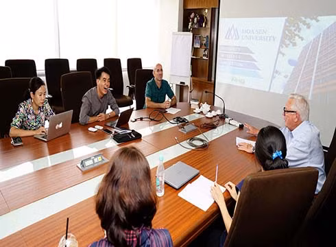 Giảng viên khoa Kinh tế Quản trị của HSU thảo luận với Giáo sư James Riedel (ảnh: HSU) Giảng viên khoa Kinh tế Quản trị của HSU thảo luận với Giáo sư James Riedel (ảnh: HSU)