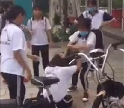 Nữ sinh bị bạn túm tóc, đánh tới tấp ở tỉnh Bình Dương (ảnh cắt từ video clip) Nữ sinh bị bạn túm tóc, đánh tới tấp ở tỉnh Bình Dương (ảnh cắt từ video clip)