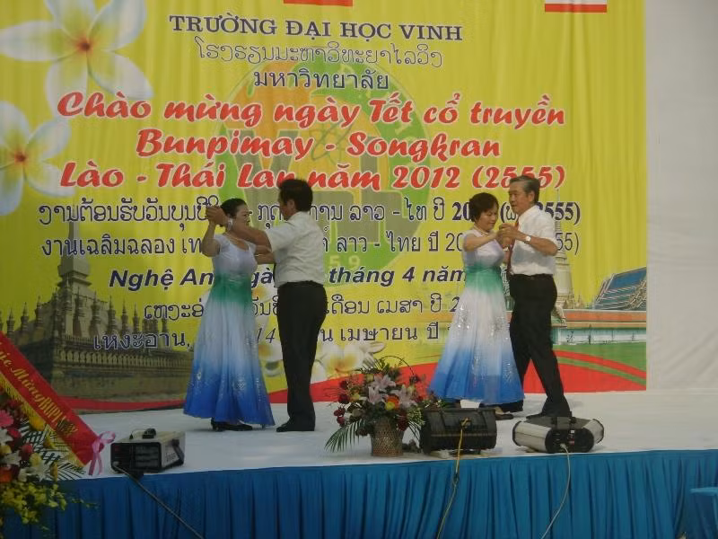 Hội hữu nghị Việt -Nga cũng góp vui bằng một tiết mục nhảy Tango sôi động