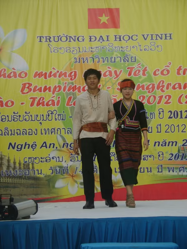 Dù với trang phục truyền thống nào thì vẫn thẻ hiện được nét đẹp riêng của con người xứ chùa tháp