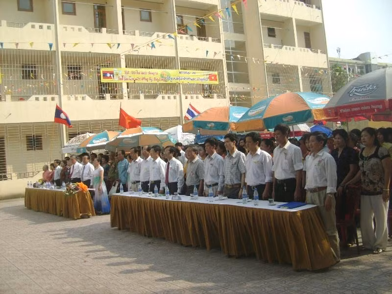 Đại biểu hội hữu nghị Việt Nam -Lào, Việt Nam - Thái Lan, Việt Nam -Nga và lãnh đạo Trường ĐH Vinh cùng với các lưu học sinh Lào và Thái Lan đang học tại các trường trên địa bàn tỉnh Nghệ An đang làm lễ chào cơ theo nghi thức 3 nước Việt Nam, Lào, Thái Lan