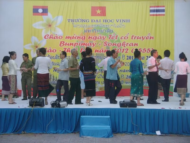 Đây cũng là dịp thể hiện tình anh em sâu sắc của dân tộc 3 nước. Tất cả đang đắm say trong điệu múa lăm vông truyền thống