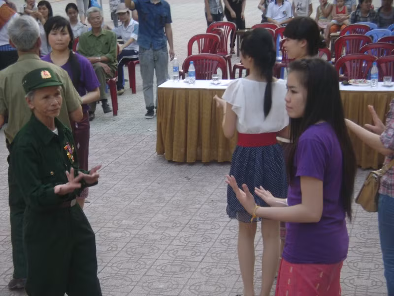 Buổi lễ còn có sự góp mặt của nhiều đồng chí đã từng là tình nguyên viên tham gia chiến đấu trên nước bạn Lào trong những năm kháng chiến