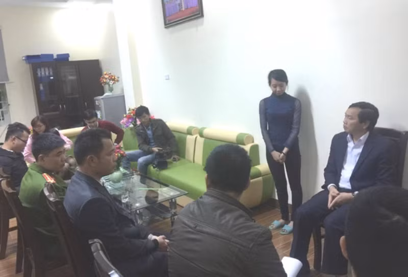 Tại buổi làm việc với các cơ quan chức năng và gia đình cháu bé, giáo viên Ngô Thị Thùy Linh cũng đã thừa nhận có dùng đũa đánh cháu bé vì nóng giận không kiềm chế được bản thân (ảnh MT)