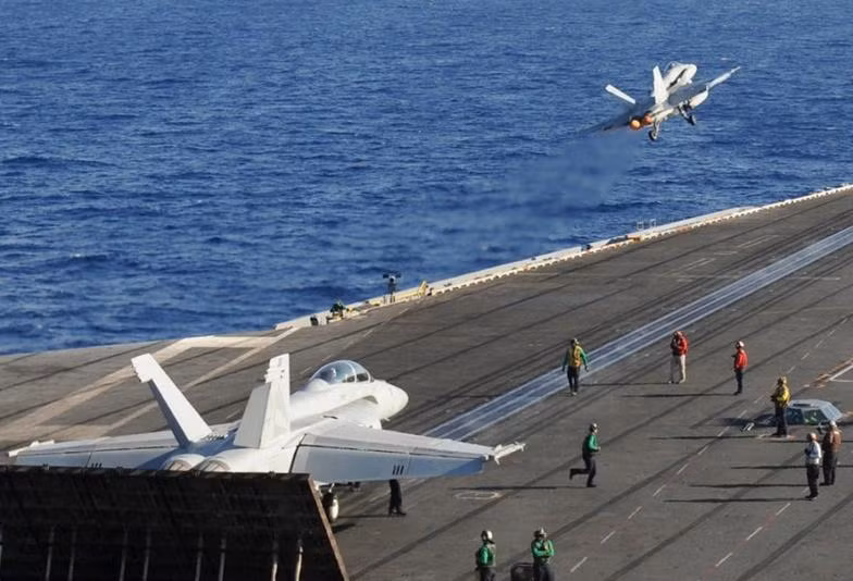 Hải quân Mỹ: Máy bay chiến đấu F/A-18 Super Hornet cất cánh trên tàu sân bay động cơ hạt nhân USS Nimitz CVN68 trên Biển Đông vào tháng 5 năm 2013