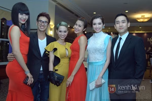 Tăng Thanh Hà rạng rỡ bên đồng nghiệp trước khi ông xã Louis xuất hiện