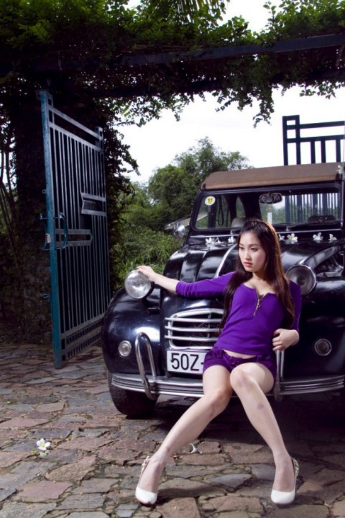 Anh Thư Honey Dollar: chân dài Việt bốc lửa cùng xế cổ Anh Thư Honey Dollar: chân dài Việt bốc lửa cùng xế cổ