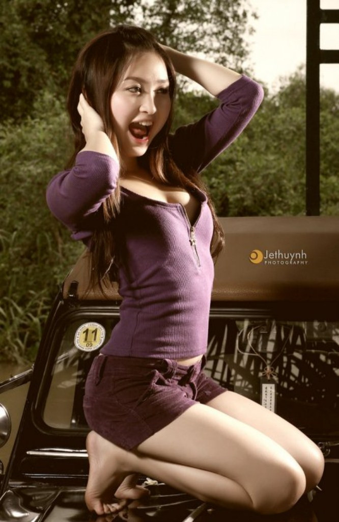 Anh Thư Honey Dollar: chân dài Việt bốc lửa cùng xế cổ Anh Thư Honey Dollar: chân dài Việt bốc lửa cùng xế cổ