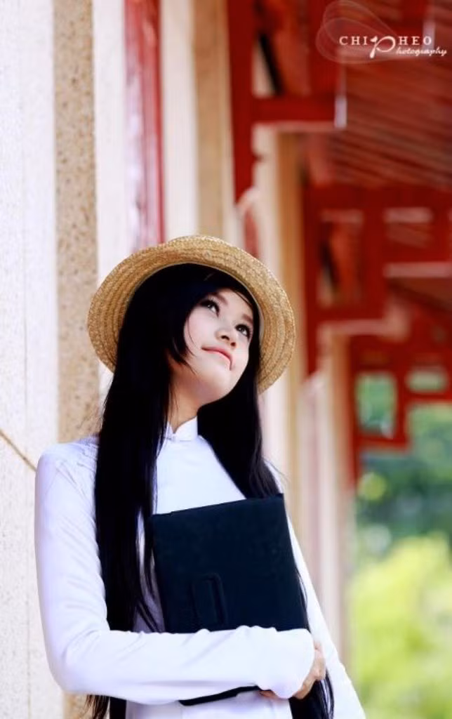 Cô bạn dễ mến này có biệt tài cắm hoa, diễn kịch và đã mang nhiều thành tích về cho lớp, trường. Là một người năng động, nhiệt tình, thân thiện và cởi mở Thiên Hương luôn tham gia mọi hoạt động ngoại khóa của trường.