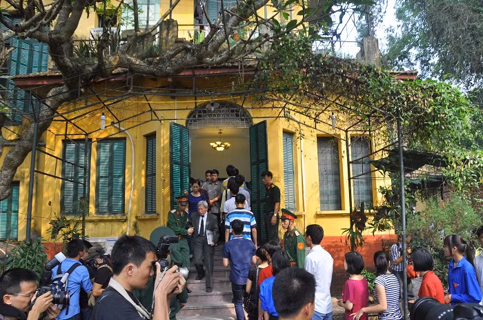 Dòng người vào viếng Đại tướng tại nhà riêng.