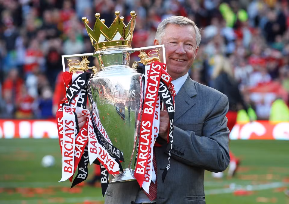 “Trong những năm đầu tiên của tôi ở Old Trafford, sự ủng hộ của ban lãnh đạo nói chung và Sir Bobby Charlton nói riêng đã cho tôi rất nhiều động lực để xây dựng nên một M.U vĩ đại. Trong thập kỷ qua, gia đình nhà Glazer cũng đã cung cấp cho tôi những điều kiện tốt nhất để có thể quản lý M.U với hết khả năng của mình. Hơn nữa, tôi cũng may mắn khi được làm việc cùng với một giám đốc điều hành tài năng như David Gill. Tôi thực sự rất biết ơn họ.”