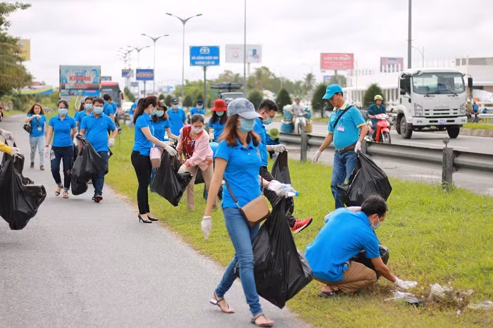 Nhân viên Novaland thực hiện vệ sinh 2 km đường dẫn lên cầu Cần Thơ. Nhân viên Novaland thực hiện vệ sinh 2 km đường dẫn lên cầu Cần Thơ.