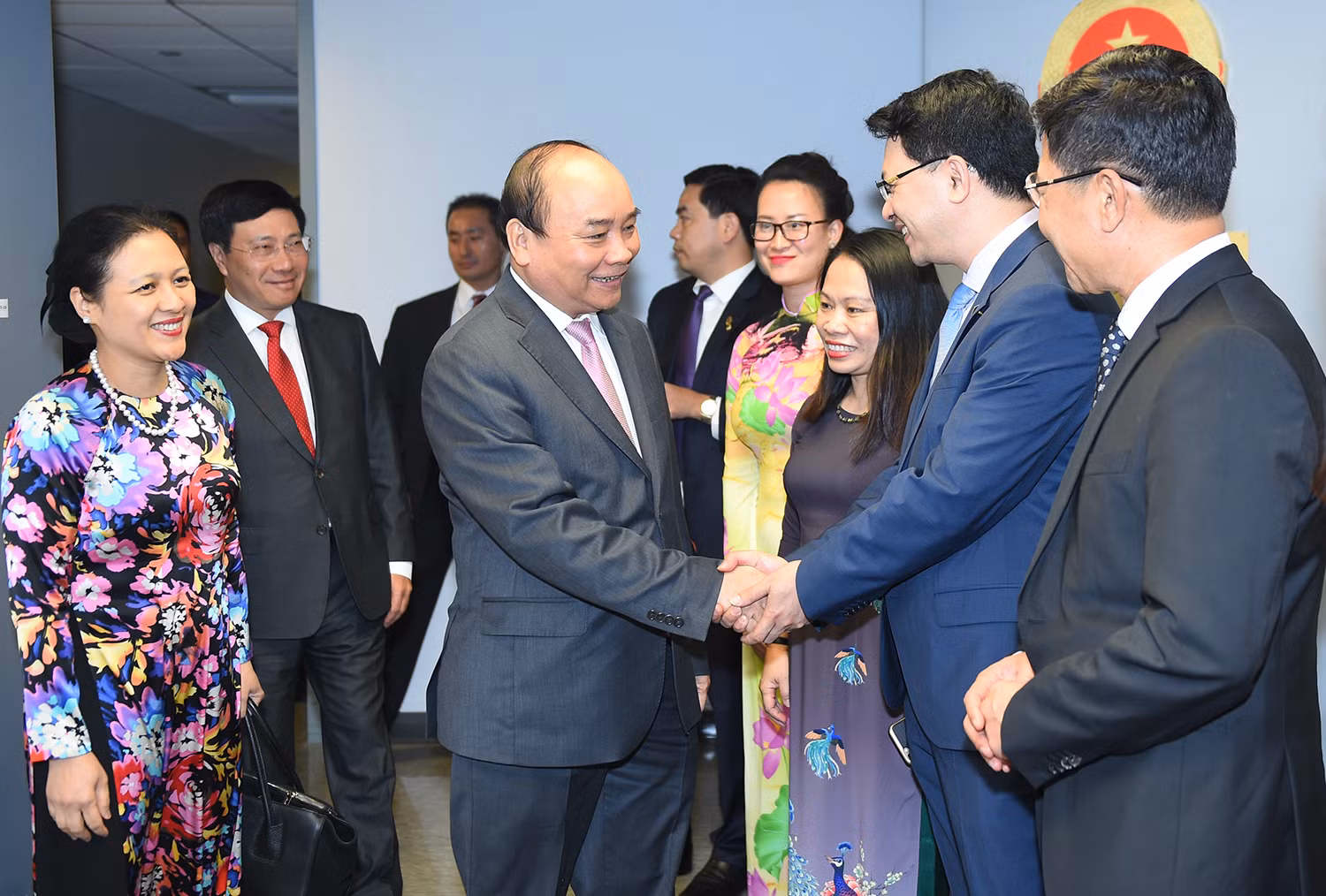 Cán bộ, nhân viên Phái đoàn Thường trực Việt Nam tại Liên Hợp Quốc chào đón Thủ tướng và Đoàn cấp cao Việt Nam. Ảnh: VGP/Quang Hiếu Cán bộ, nhân viên Phái đoàn Thường trực Việt Nam tại Liên Hợp Quốc chào đón Thủ tướng và Đoàn cấp cao Việt Nam. Ảnh: VGP/Quang Hiếu