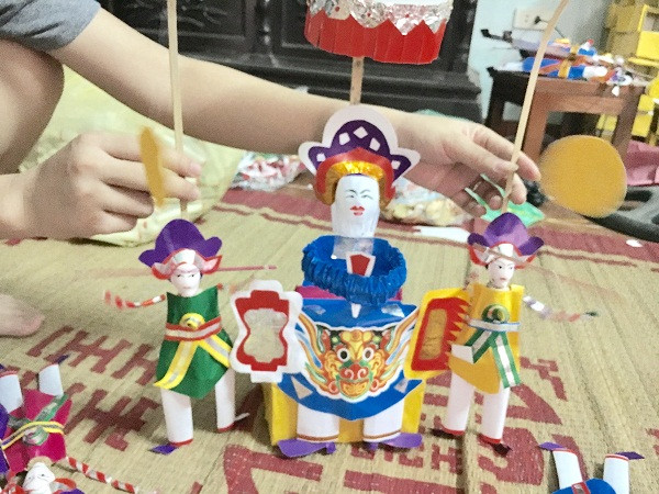 Ông Tiến sĩ và hai ông đánh gậy là món đồ chơi quen thuộc trong dịp Tết Trung thu trước đây. (Ảnh: Hồ Thu)