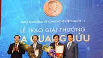 Bộ trưởng Phùng Xuân Nhạ gửi thư chúc mừng Phó Giáo sư Nguyễn Sum và Giáo sư Phan Thanh Sơn Nam được trao Giải thưởng Tạ Quang Bửu năm 2017. Trong ảnh, Phó Thủ tướng Vũ Đức Đam và các nhà khoa học đoạt giải. (Ảnh: Thùy Linh)
