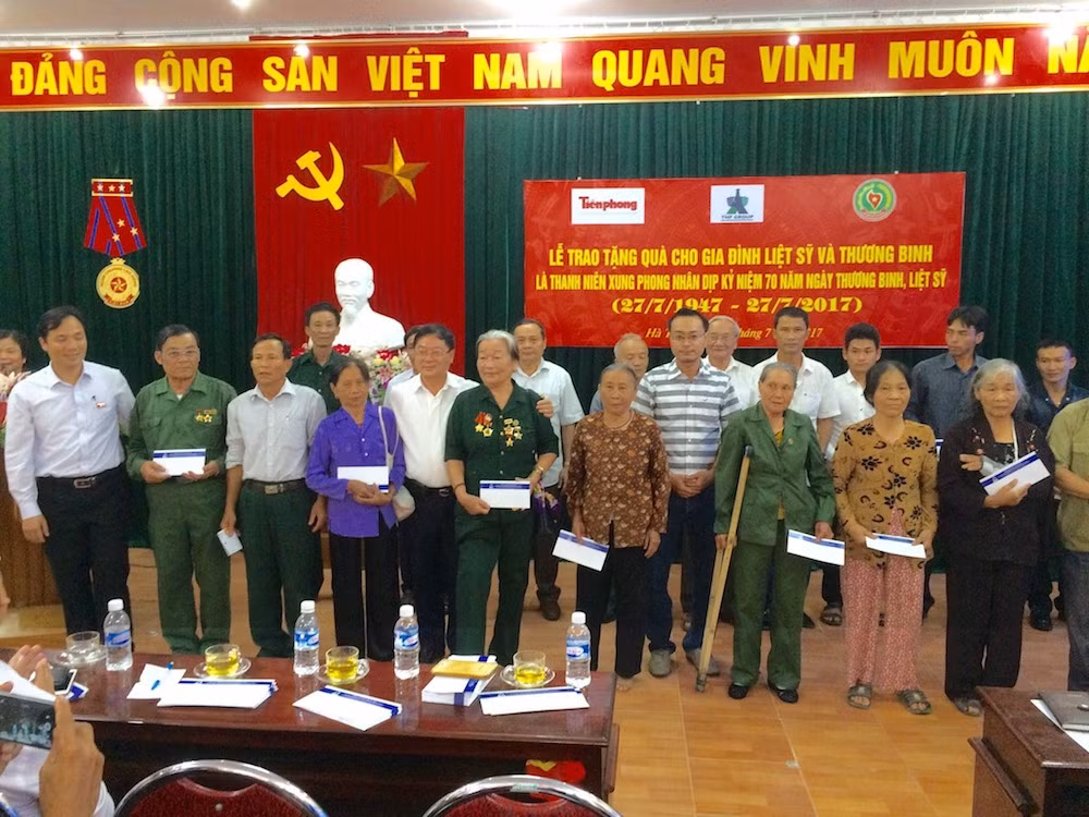 Đại diện chính quyền địa phương và Tập đoàn Tân Hiệp Phát tặng quà cho các gia đình liệt sỹ và thương binh là thanh niên xung phong có hoàn cảnh khó khăn trên địa bàn hai tỉnh Nghệ An, Hà Tĩnh.