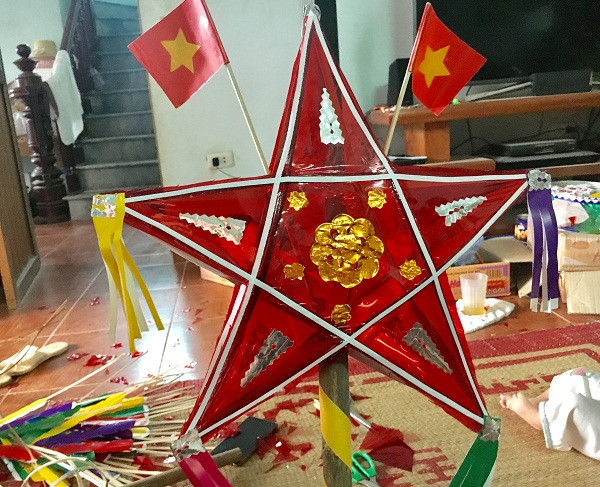 Những chiếc đèn ông sao do bà Tuyến làm rất tỉ mỉ, chắc chắn. (Ảnh: Hồ Thu)
