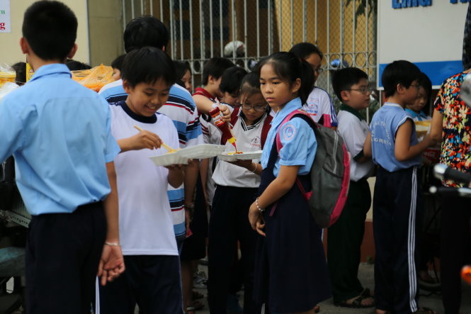 Hè chưa về, phụ huynh lại nháo nhác tìm lớp cho con. (Ảnh: Tuoitre.vn)