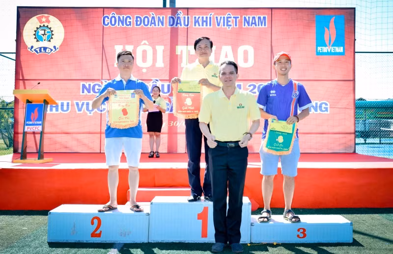 Đồng chí Lê Tiến Sơn tặng cờ cho vận động viên bộ môn Bóng bàn lứa tuổi dưới 41.