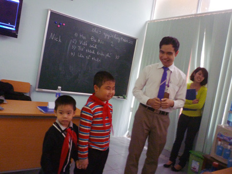 Trò chơi đặt tên cho nhau được các em hào hứng tham gia. (Ảnh Thu Hòe)