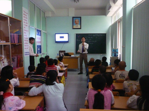 Thầy, trò cùng say sưa với những câu chuyện cảm động về nghị lức sống và niềm tin với cuộc đời. (Ảnh Thu Hòe)