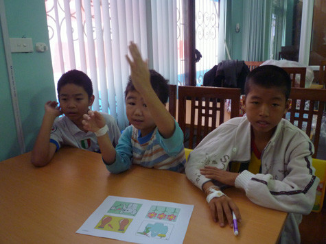 Các em đã mạnh dạn hơn, tự tin hơn với những buổi học kỹ năng sống ở Lớp học Hy vọng. (Ảnh Thu Hòe)