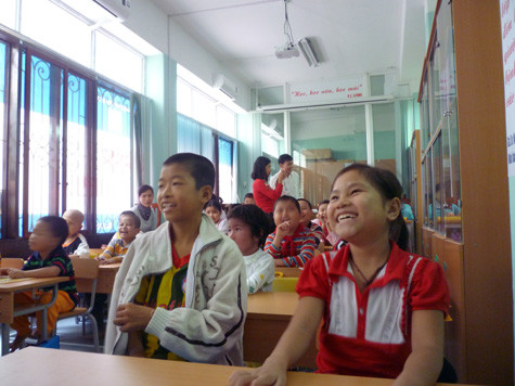 Cười tươi như hoa trong tiết học Kỹ năng sống. (Ảnh Thu Hòe)