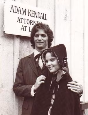 Mary và chồng Adam Kendall (Linwood Boomer đóng) hết mực yêu thương vợ mặc dù cô đã không còn nhìn thấy gì