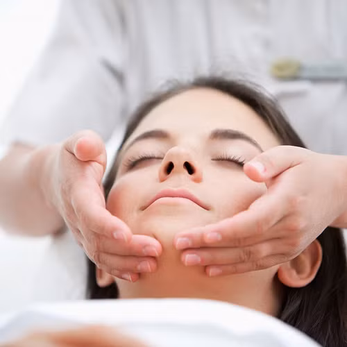 Trước đây, khi còn chưa biết kỹ thuật massage cho mặt tiền, tôi thường phải bỏ rất nhiều thời gian và tiền bạc để đến một salon làm đẹp massage vào 2 lần/ tuần. Ảnh minh họa