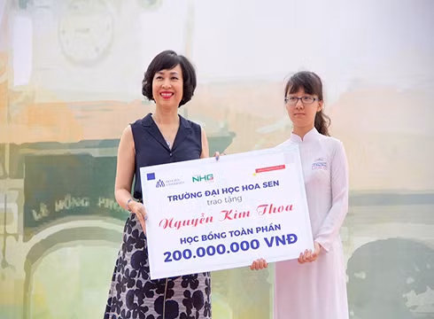 Giáo sư Mai Hồng Quỳ, Hiệu trưởng Trường Đại học Hoa Sen trao học bổng cho nữ sinh Thoa (ảnh: HSU)