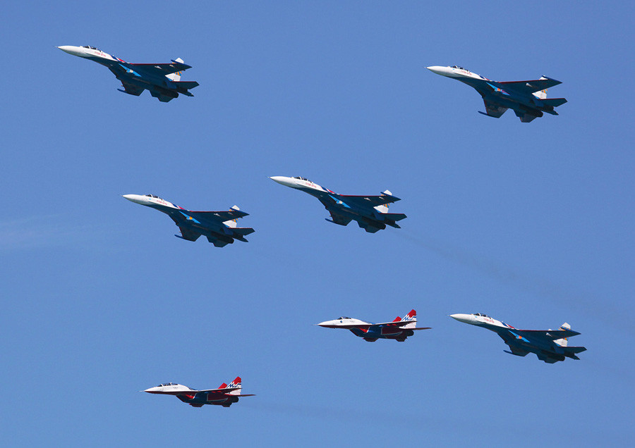 Su-27 và MiG-29 trình diễn tại Hydro-avia-salon 2012.