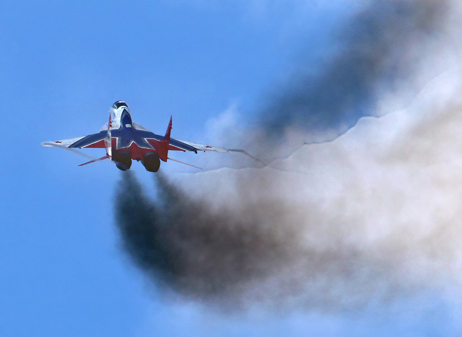 Su-27 và MiG-29 trình diễn tại Hydro-avia-salon 2012.