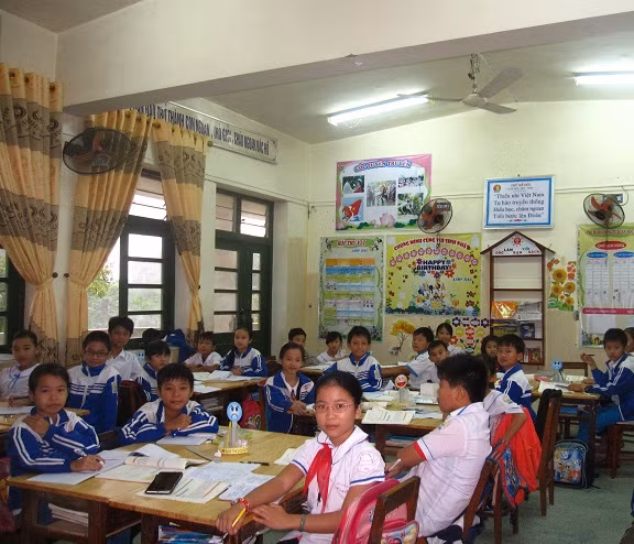 32 học sinh lớp 5A1 trường tiểu học Thạch Châu đã nộp đủ số tiền 822.000 đồng để mua sách và vở. Ảnh: Lê Văn Vỵ 32 học sinh lớp 5A1 trường tiểu học Thạch Châu đã nộp đủ số tiền 822.000 đồng để mua sách và vở. Ảnh: Lê Văn Vỵ