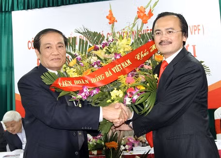 Những người đàn ông nắm quyền lực trong bóng đá VN bắt tay với nhau.