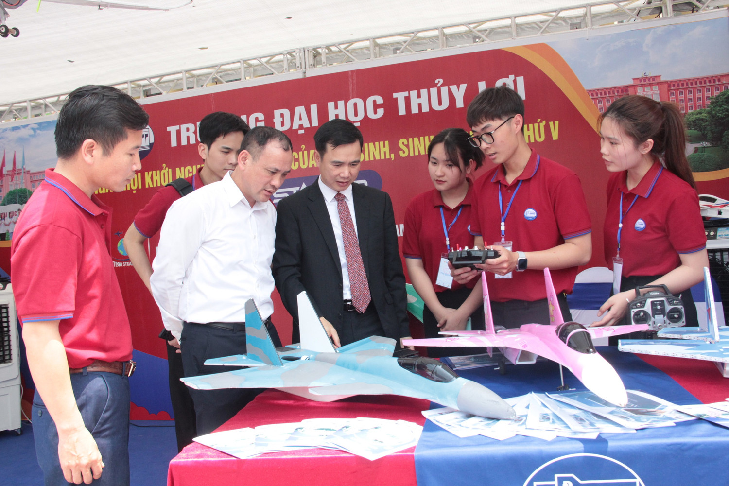 Mô hình máy bay không người lái được sinh viên Trường Đại học Thủy Lợi mang đến trưng bày tại ngày hội khởi nghiệp quốc gia lần V. Ảnh: AN