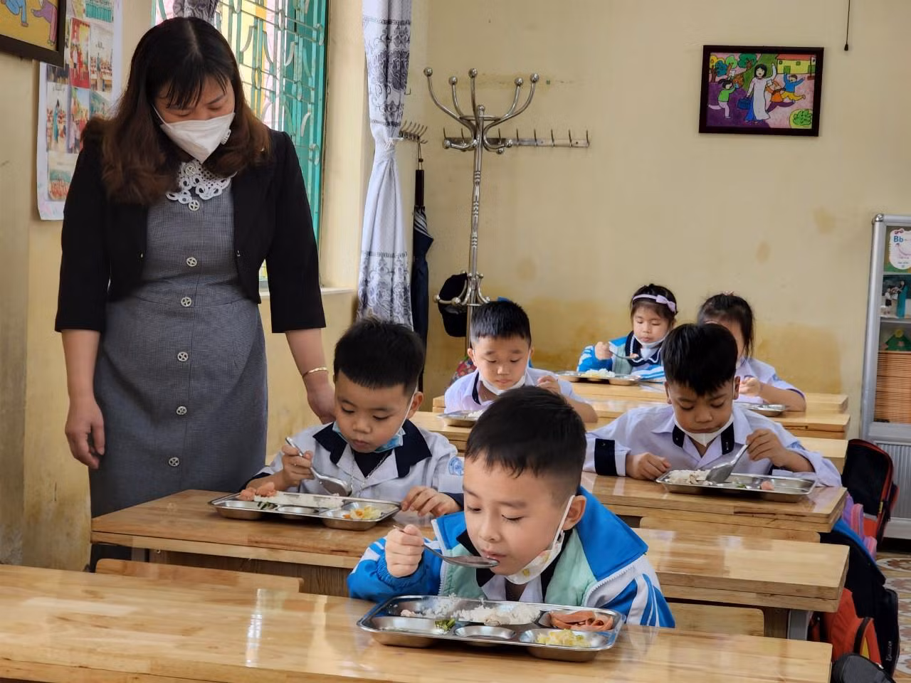 Cô Nguyễn Thị Niên – Hiệu trưởng Trường Tiểu học Đông Sơn cho biết: "Giáo viên và phụ huynh nhà trường luôn có sự kết hợp chặt chẽ, sát sao trong việc theo dõi sức khoẻ học sinh" (Ảnh: Phạm Linh) Cô Nguyễn Thị Niên – Hiệu trưởng Trường Tiểu học Đông Sơn cho biết: "Giáo viên và phụ huynh nhà trường luôn có sự kết hợp chặt chẽ, sát sao trong việc theo dõi sức khoẻ học sinh" (Ảnh: Phạm Linh)