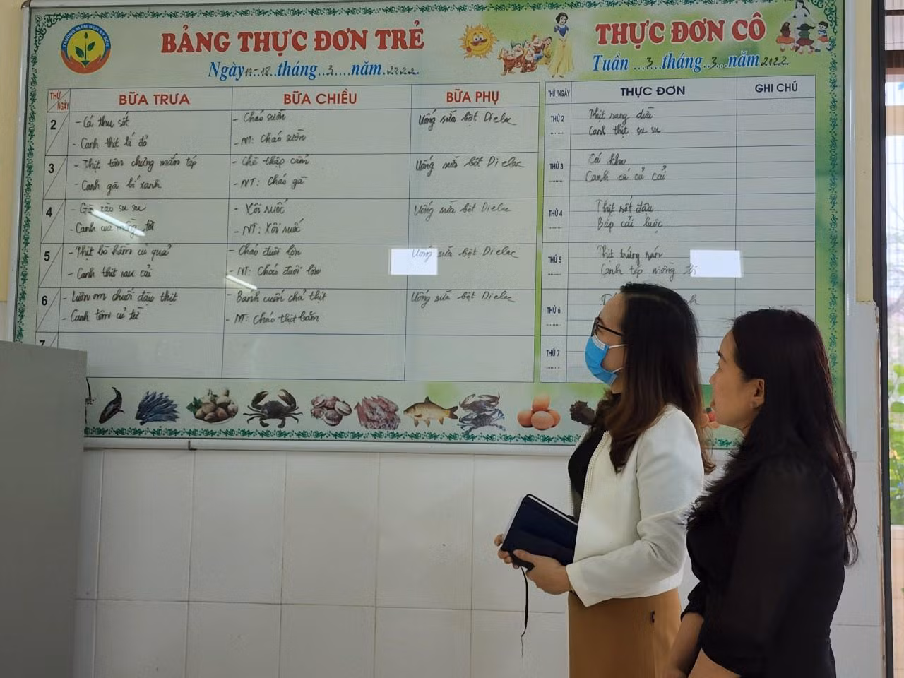 Mặc dù có mức thu ăn bán trú thấp nhưng nhà trường luôn cố gắng cân đối đảm bảo bữa ăn đa dạng, đầy đủ dinh dưỡng giúp trẻ có sức khoẻ và đề kháng tốt (Ảnh: Phạm Linh) Mặc dù có mức thu ăn bán trú thấp nhưng nhà trường luôn cố gắng cân đối đảm bảo bữa ăn đa dạng, đầy đủ dinh dưỡng giúp trẻ có sức khoẻ và đề kháng tốt (Ảnh: Phạm Linh)